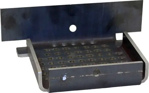 Brennerrost aus Metall mit geneigtem Design und Löchern zur Luftzirkulation, passend für Geräte der Marke Wolf.